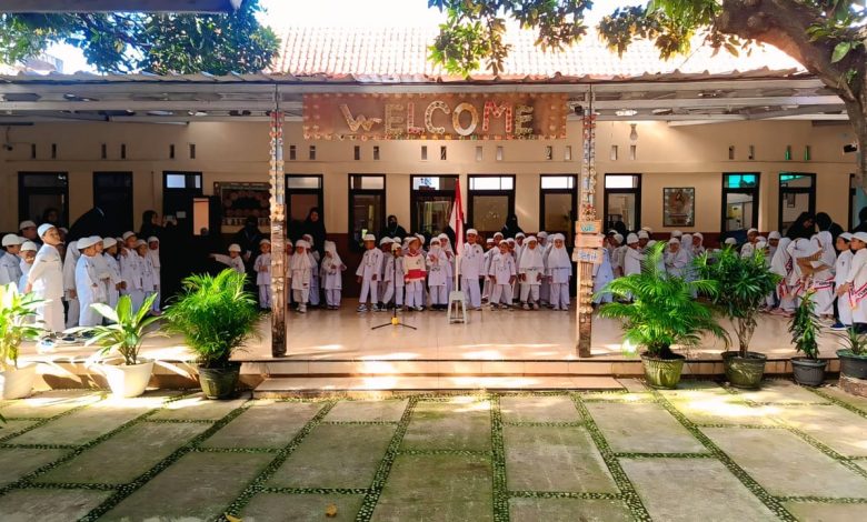 Mendidik dengan Cinta, Menumbuhkan dengan Doa Mendidik dengan Cinta, Menumbuhkan dengan Doa